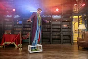 Auf dem Stundenplan steht Schweben. Zauberlehrer Tristan führt den Trick mit einer fliegenden Kiste vor. Können seine Zauberschüler*innen das Geheimnis lüften?