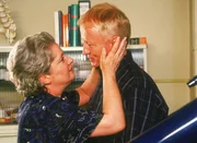 Kurz nachdem Uschi (Barbara Freier) eine Sternschnuppe gesehen hat, kommt es zur Erfüllung ihres Wunsches: Dr. Strauss (Rainer Goernemann) und sie küssen sich...