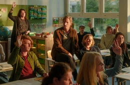 Elternabend: Sandra (Anjorka Strechel, Mitte re.) und Christoph (Golo Euler, Mitte li.) haben klare Vorstellungen.