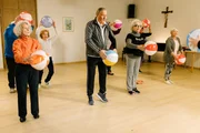 Damit seine Tarnung nicht auffliegt, muss Girwidz (Michael Brandner) an der Gymnastikstunde teilnehmen. Damit seine Tarnung nicht auffliegt, muss Girwidz (Michael Brandner) an der Gymnastikstunde teilnehmen.