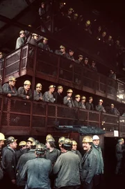 Schicht im Schacht: als letzte Essener Zeche machte Zollverein im Dezember den Deckel auf den Pütt. (Archivfoto: die Bergleute warten vor den Türen der Förderkörbe auf die Einfahrt zur letzten Schicht auf der Zeche "Zollverein" in Essen am 23.12.1986)