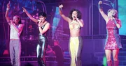 Mit fast 100 Millionen verkauften Platten sind die Spice Girls die erfolgreichste Girlgroup der Welt. Ins neue Jahrtausend starten sie solo. Mit fast 100 Millionen verkauften Platten sind die Spice Girls die erfolgreichste Girlgroup der Welt. Ins neue Jahrtausend starten sie solo.