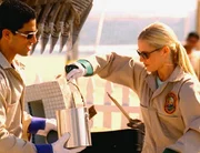 Calleigh (Emily Procter) und Eric (Adam Rodriguez) retten an Beweisen, was zu retten ist. Calleigh (Emily Procter) und Eric (Adam Rodriguez) retten an Beweisen, was zu retten ist.