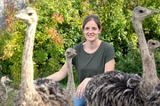 Lea Martin auf der Straußenfarm Beutenmühle in Owingen am Bodensee.