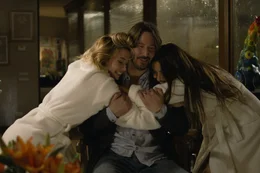Noch glaubt Evan (Keanu Reeves, M.), eine gute Tat getan zu haben, als er die beiden M&auml;dchen Bell (Ana de Armas, l.) und Genesis (Lorenza Izzo, r.) bei einem Unwetter in sein Haus l&auml;sst ...