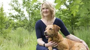 Claire Guest mit H&uuml;ndin Daisy, die Krebskrankheiten beim Menschen aufst&ouml;bern kann.