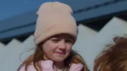Sverre (Rolf Kristian Larsen) erklärt Sigrid (Maria Ross), dass er sich große Sorgen um sie macht, wenn sie alleine schwimmen geht.