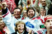 Der Spaß ist nur von kurzer Dauer! Taube (Christian M. Goebel, l.) und Jupp (Uwe Fellensiek, r.) müssen mit ansehen, wie der russische Eishockey-Star Dimitri Smirkow auf offenem Eis erschossen wird.
