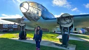 Natasha Billson steht neben einer Heinkel 111, die im Kent Battle of Britain Museum ausgestellt ist. (National Geographic f&uuml;r Disney)