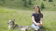 Karen Huber mit ihrem Hütehund Scotty auf der Litzlhofalm Karen Huber mit ihrem Hütehund Scotty auf der Litzlhofalm