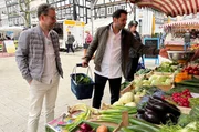 Matthias Laufer-Klitsch und Ali Güngörmüs auf dem Bad Hersfelder Wochenmarkt.