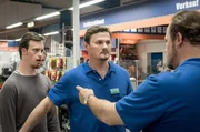 Matthias (Shenja Lacher) stellt sich immer vor seinen Bruder Robin (Max Dominik, li.).