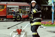 Hubert (Bernhard Ulrich) bemüht sich bei seiner ersten Feuerwehrübung.