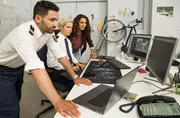 Fahri Celik (Hassan Akkouch, l.), Marlene Weber (Oska Borcherding, 2.v.l.) und Jasmin Sayed (Sesede Terziyan, r.) machen einen heißen Fund im Darknet. Fahri Celik (Hassan Akkouch, l.), Marlene Weber (Oska Borcherding, 2.v.l.) und Jasmin Sayed (Sesede Terziyan, r.) machen einen heißen Fund im Darknet.