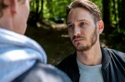 L-R: Adam Schürk (Daniel Sträßer) und Leo Hölzer (Vladimir Burlakov) treffen sich am Fluss – ein Geheimtreffen? L-R: Adam Schürk (Daniel Sträßer) und Leo Hölzer (Vladimir Burlakov) treffen sich am Fluss – ein Geheimtreffen?