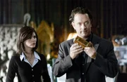 Symbologe Robert Langdon (Tom Hanks) und Kryptologin der Pariser Polizei Sophie Neveu (Audrey Tautou) finden ein Kryptex, das wohl einen Hinweis zur Aufkl&auml;rung des Mordfalls am Pariser Louvre enthalten soll.