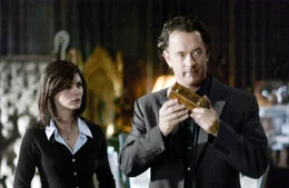 Symbologe Robert Langdon (Tom Hanks) und Kryptologin der Pariser Polizei Sophie Neveu (Audrey Tautou) finden ein Kryptex, das wohl einen Hinweis zur Aufkl&auml;rung des Mordfalls am Pariser Louvre enthalten soll.