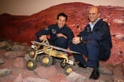 Der Marsexperte Jörg Fischer (rechts) von der Europäischen Weltraumorganisation ESA zeigt Willi einen Mars-Rover, der mit einer Spezial-Kamera Bilder von der Mars-Oberfläche macht und per Satellit zur Erde funkt.