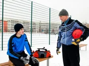 Der 16jährige Fußballer Jan Lehmann (Patrick Mölleken, li.) steht kurz vor einem Auswahlspiel in die Jugendprofiliga. Sein Vater Sascha Lehmann (Tim Wilde, re.) versucht in Jan die Profifußballkarriere zu verwirklichen, die ihm selbst verwehrt blieb. Die beiden trainieren hart, sind aber ein gutes Team.