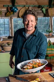 Jamie Oliver mit einem gegrillten Seeteufel und Bohnengemüse.