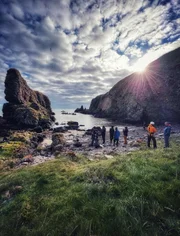 Die Crew beendet einen Drehtag auf dem Dunnicaer Sea Stack in Schottland, auf der Suche nach der verlorenen Stadt der Pikten. (National Geographic für Disney/Sam Maynard)