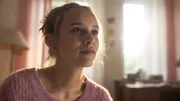 Juna (Lina Hüsker) verliebt sich in Ronni, der wie sie Krebs hat.