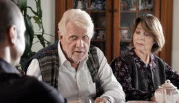 Sturkopf Kurt (Werner Prinz) vertraut seinem Schwiegersohn Udo (Simon Hatzl, li.) blind &ndash; und h&ouml;rt nicht auf Rosa (Cornelia Froboess).
