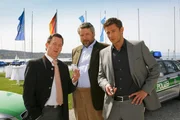 Im Yachthafen stellen die Cops Stadler (Dieter Fischer, M.) und Hansen (Igor Jeftic, r.) Bürgermeister Schretzmayer (Jürgen Tonkel, l.) zur Rede. Im Yachthafen stellen die Cops Stadler (Dieter Fischer, M.) und Hansen (Igor Jeftic, r.) Bürgermeister Schretzmayer (Jürgen Tonkel, l.) zur Rede.
