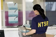Wie kam es zu der Explosion über dem Atlantik? Eine Ermittlerin der Behörde für Transportsicherheit studiert die Fotos des Absturzes der Chalk's Ocean Airways-Maschine am 19. Dezember 2005. Nach ihrem Start in Miami/Florida ging die Grumman G-73T auf ihrem Weg auf die Bahamas in Flammen auf und riss alle 20 Menschen an Bord in den Tod.