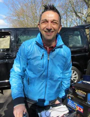 Mauro Corradino (Foto) merkt schnell, dass Klaus nicht der alleinige Sammler in der Familie ist â€“ auch Yvonne hortet gern. Mauro muss gegen zwei Trödler ankâmpfen und hat es damit doppelt schwer. Wird der Trödelprofi die beiden von ihrer Sucht befreien kânnen?