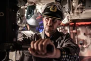 In einer dramatischen Nachstellung benutzt Oberleutnant zur See Gerhard Seehausen (Thomas Schultz) das Periskop, um Flugzeuge bei der Suche nach dem U-Boot zu überwachen.