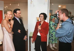 Die erfolgreiche Stilberaterin Juliane (Claudine Wilde, links) er&ouml;ffnet zusammen mit ihrem Freund, dem Galerist Ren&egrave; (Michael Roll, 2. von links), eine Kunstausstellung, die von der Presse positiv aufgenommen wird.