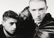 Vinz' (Vincent Cassel, re.) Freunde Hubert (Hubert Kound&eacute;, Mi.) und Sa&iuml;d (Sa&iuml;d Taghmaoui, li.) versuchen Vinz von seinem Rachefeldzug abzuhalten, doch der Hass in ihm ist st&auml;rker.