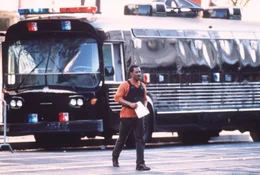 Mit einer T&uuml;te Donuts versucht Roper (Eddie Murphy) die Situation bei einer gef&auml;hrlichen Geiselnahme zu kl&auml;ren.