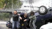 Als Eva und Franziska mit dem Boot aus dem Hafenbecken katapultiert werden, ziehen Semir (Erdogan Atalay, l.) und Ben (Tom Beck, r.) Manuel (Jan Henrik Stahlberg) in letzter Sekunde aus dem Unfallwagen, um ihn in Sicherheit zu bringen.