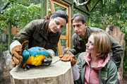 Tierärztin Dr. Mertens (Elisabeth Lanz, links), Chef-Tierpfleger Conny Weidner (Thorsten Wolf, Mitte) und Assistenz-Tierärztin Rebecca (Janina Stopper) sorgen sich um einen Gelbbrust-Ara.