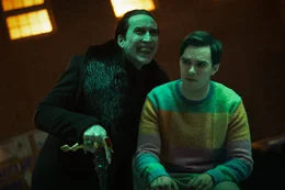 l-r: Dracula (Nicolas Cage) und Renfield (Nicholas Hoult)