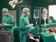 Mit einer schnellen Not-OP wollen Dr. Roland Heilmann (Thomas Rühmann, Mitte) und Dr. Martin Stein (Bernhard Bettermann, links) den Handgelenksbruch Udo von Wackersteins versorgen. Während der OP diagnostizieren die beiden Ärzte Osteoporose und so wird aus der kurzen Notversorgung ein komplizierter Eingriff. Mit einer schnellen Not-OP wollen Dr. Roland Heilmann (Thomas Rühmann, Mitte) und Dr. Martin Stein (Bernhard Bettermann, links) den Handgelenksbruch Udo von Wackersteins versorgen. Während der OP diagnostizieren die beiden Ärzte Osteoporose und so wird aus der kurzen Notversorgung ein komplizierter Eingriff.