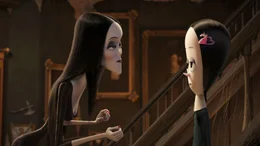 Morticia Addams (l.) und Wednesday Addams