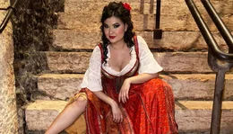 George Bizets Oper Carmen ist bekannt und beliebt. Aber wer ist Carmen heute? Der Dokumentarfilm von Hilan Warshaw geht der Frage nach, wie sich Carmen in 150 Jahren entwickelt hat und wie sie heute zu inszenieren ist. Der Regisseur w&auml;hlt einen ungew&ouml;hnlichen Ansatz zur Erforschung dieses Evergreens: Er begleitet den 28-j&auml;hrigen aufstrebenden Opernstar Aigul Akhmetshina, der die Rolle der Carmen in unterschiedlichen Produktionen einzigartig performt. Umfangreiches biografisches Material rekonstruiert Bizets Leben und seine Arbeit an der Oper. Opernstar Aigul Akhmetshina. Weiteres Bildmaterial finden Sie unter www.br-foto.de.