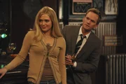 Barney (Neil Patrick Harris, r.) versucht alles, um seine "7 in 7" Serie hinzulegen. Doch wird er auch Joanna (Jessica Faye Borden, l.) rumkriegen?