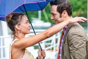 Sophie Chambers (Chelsea Edge) und Detective Neville Parker (Ralf Little) verabschieden sich schweren Herzens voneinander.