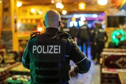 30.01.2020, DU Duisburg, Razzia von Polizei, Ordnungsamt, Zoll und Finanzbeh&ouml;rde in mehreren Duisburger Lokalen. Razzia in einer Shishabar an der M&uuml;nzstra&szlig;e in der Altstadt.