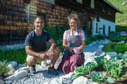 Marcus Fahn und Marianne Obermüller im Gemüsegarten auf der Quenger Alm. Marcus Fahn und Marianne Obermüller im Gemüsegarten auf der Quenger Alm.