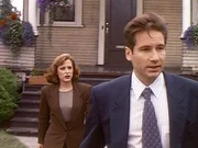 Die FBI-Agentin Scully (Gillian Anderson, l.) und der FBI-Agent Fox Mulder (David Duchovny, r.) wundern sich, dass der vermisste Testpilot plötzlich wieder zu Hause auftaucht.