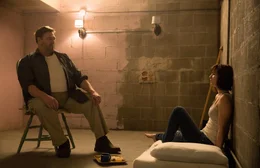 John Goodman (Howard), Mary Elizabeth Winstead (Michelle).