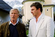 Dr. Roman Melchinger (Siegfried Rauch), der letzte praktizierende Arzt Ellmaus will aufhören und Martin Gruber (Hans Sigl) soll seine Praxis übernehmen.
