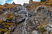 Der Capra-Wasserfall im Făgăraș-Gebirge gehört zu den eindrucksvollsten Naturkulissen der Südkarpaten. Der Capra-Wasserfall im Făgăraș-Gebirge gehört zu den eindrucksvollsten Naturkulissen der Südkarpaten.
