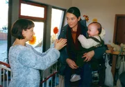 Alina (Alissa Jung, Mitte) möchte ihr Leben wieder in die eigene Hand nehmen und denkt daran, Jonas in die Kinderkrippe zu geben.