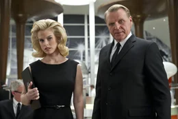 L-R: O (Alice Eve) und X (David Rasche)